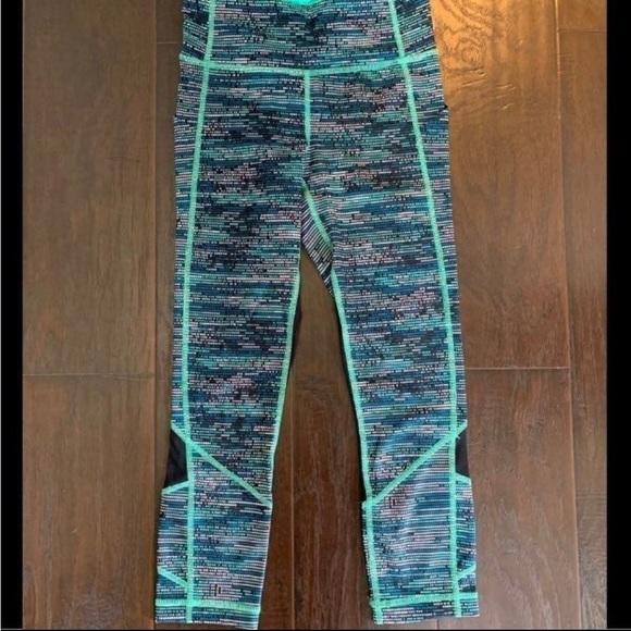 Lululemon crop size 2 - Picture 2 of 4